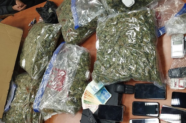 צילום: דוברות המשטרה  7 קילו סמים נתפסו בדירה באביחיל