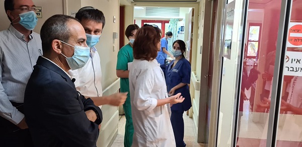 ביקר פרופ' רוני גמזו בבית החולים לניאדו "אתם נאבקים על כל חולה כאילו מדובר בשליחות עליונה"