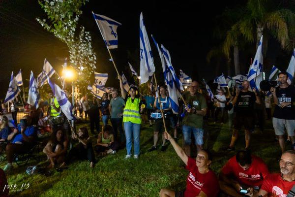  הפגנה מול ביתו של ח"כ מהליכוד אלי דלל 