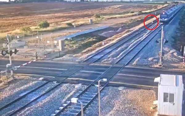 צילום: מוקד הבטיחות של רכבת ישראל תעוד: חייו של אדם שהלך על פסי רכבת ניצלו