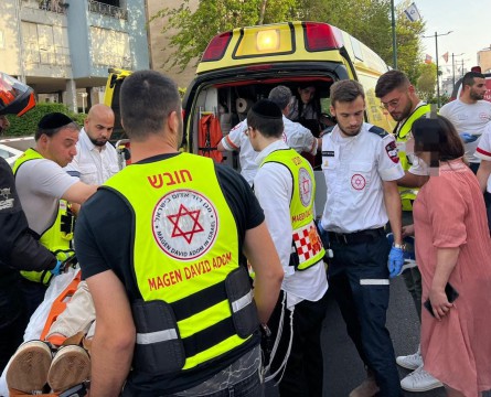  נתניה: רוכב אופניים חשמליים התנגש במשאית חונה