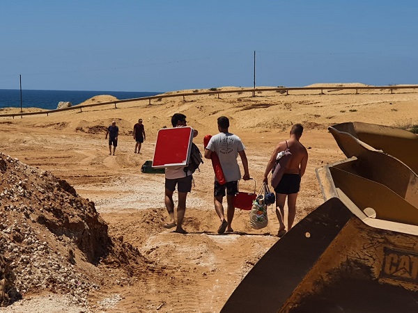 המסע לחוף פולג | צילום: נתניה נט  החפירות בחוף פולג: תשתית לבתי מלון או שמירה על הסביבה? 