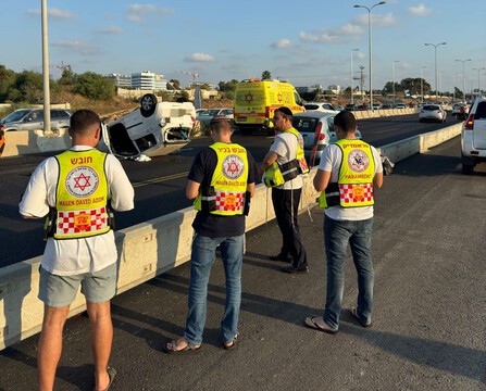  נהגת רכב התהפכה עם רכבה בסמוך למחלף נתניה