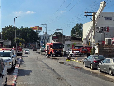  מספר מחסנים עלו באש באזור התעשייה בנתניה