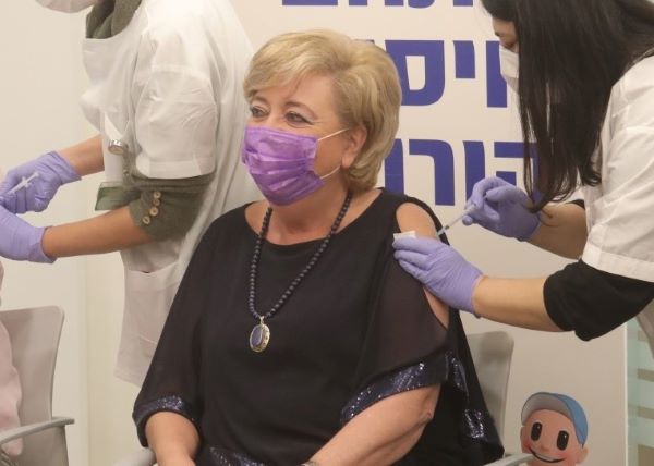 ראש העיר מתחסנת לקורונה  ראש עיריית נתניה קיבלה חיסון לקורונה