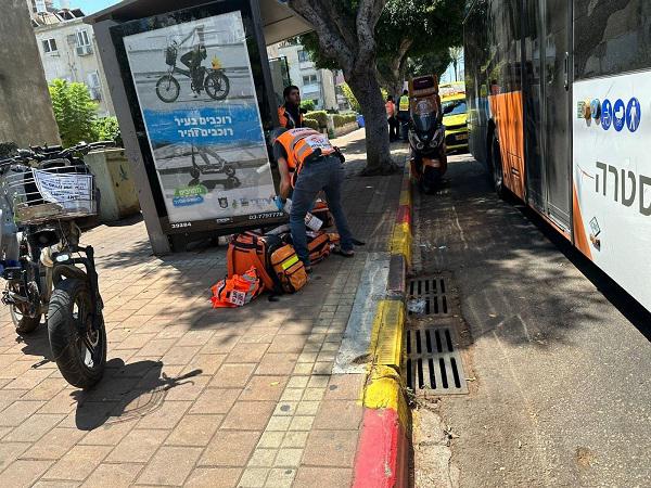  גבר מעד בירידה מאוטובוס בנתניה, מצבו בינוני