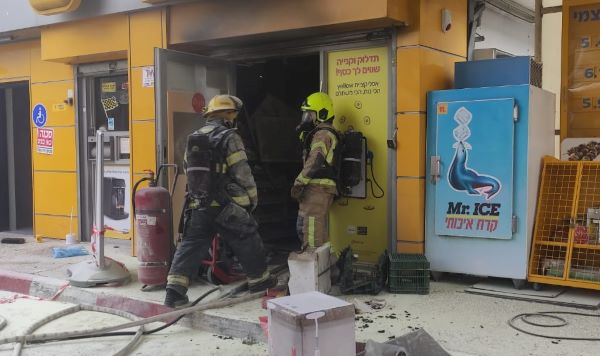 צילום: תיעוד ומבצעי כיבוי והצלה נתניה  שריפה פרצה בחנות נוחות בנתניה