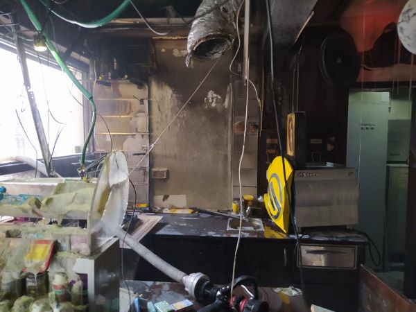 חדשות מקומיות - שריפה פרצה בחנות נוחות בנתניה
