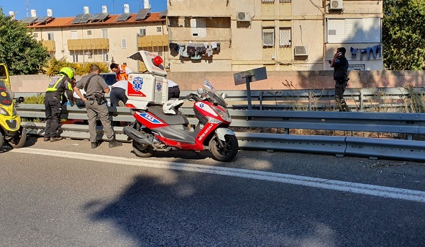 צילום: דוברות איחוד הצלה צעיר וצעירה שרכבו על אופנוע נפצעו בתאונה בסמוך לנתניה