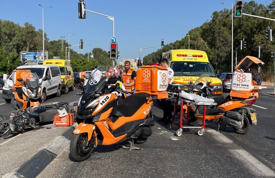  נתניה: רוכב אופניים נפצע בינוני בתאונה עם אופנוע