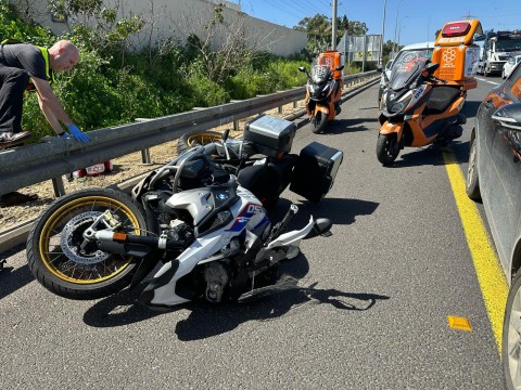  רוכב אופנוע נפגע מרכב בסמוך לשער חפר