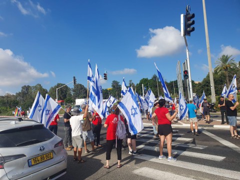 חדשות מקומיות - יום השיבושים החל: כבישים חסומים באזור השרון