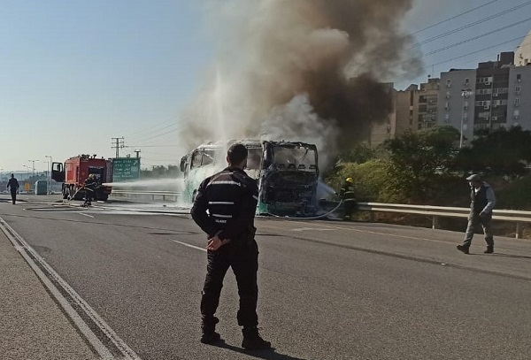 צילום: איחוד הצלה אווטובוס עלה באש בסמוך לצומת פולג 