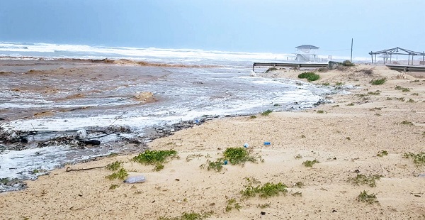 זיהום בחוף פולג | צילום: נתניה נט