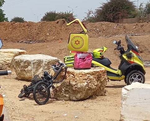  בת 80 במצב אנוש לאחר שהתנגשה עם אופניים בסלע