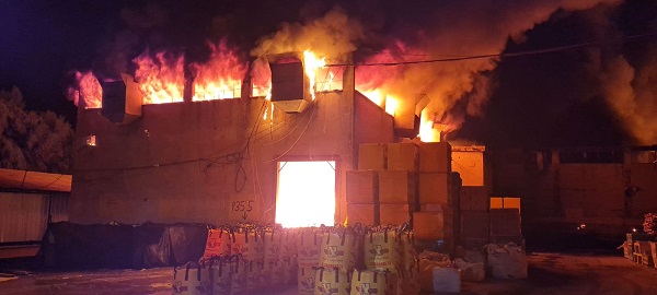 צפו: שריפה כילתה מפעל פלאסטיק 