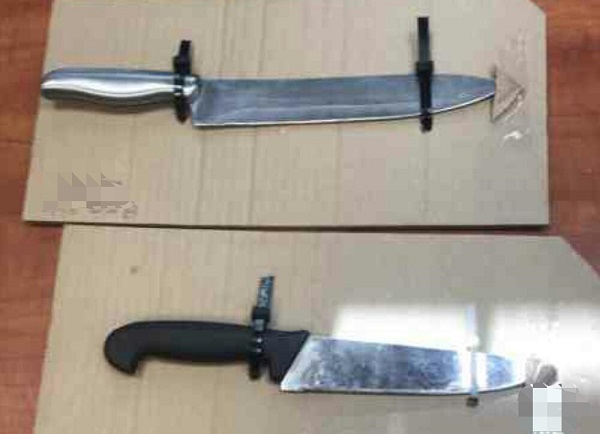 הסכינים שנתפסו | צילום: דוברות המשטרה שלושה נערים איימו על גבר באמצעות סכין 