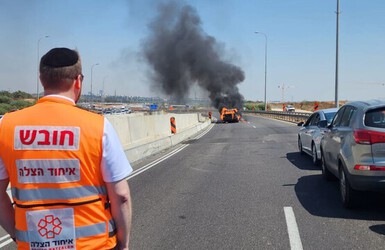 רכב עולה באש בסמוך למחלף חוף השרון