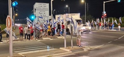 עשרות מפגינים באזור השרון. צומת בני דרור נחסם לתנועה