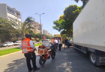 רוכב אופניים חשמלים נפגע ממשאית בנתניה