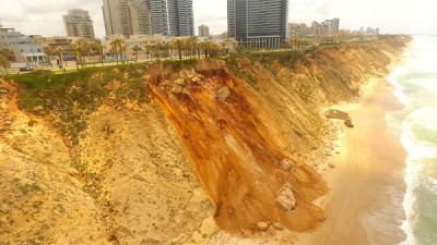 קריסה משמעותית של המצוק בחוף הים בנתניה