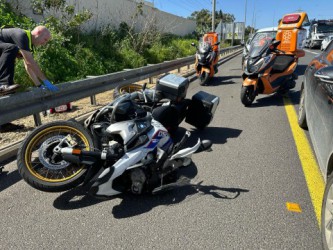 רוכב אופנוע נפגע מרכב בסמוך לשער חפר