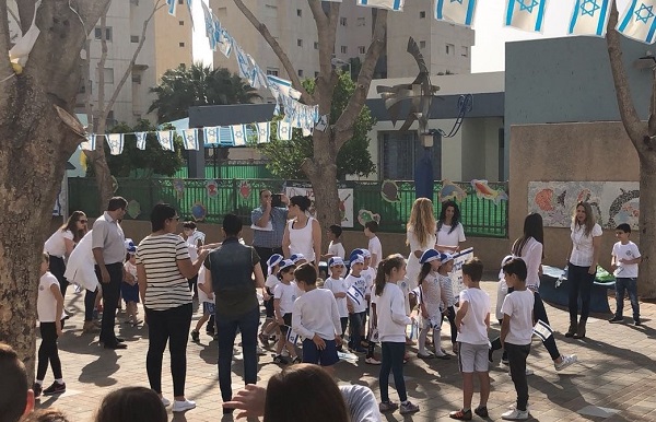 ילדי הגנים התארחו בבית ספר בגין לכבוד יום העצמאות