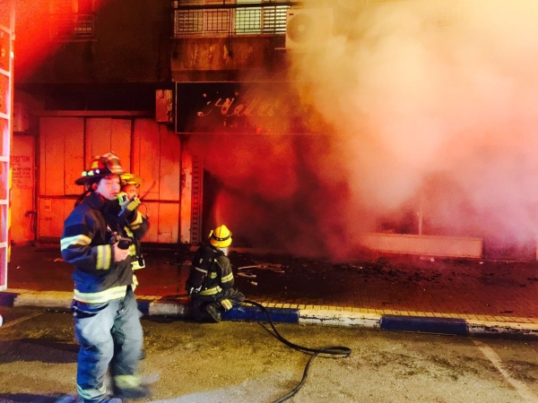 מבזקים - חשד להצתה: נשרפה חנות ברחוב הס בנתניה