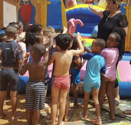 ילדי בית חם בנתניה זכו היום ליום כיף מלא פינוקים ומתנות