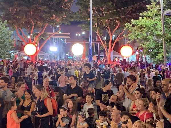 רכילות בנתניה - אלפים הגיעו לפסטיבל נתניה הבינלאומי לתיאטרון רחוב וליצנות 