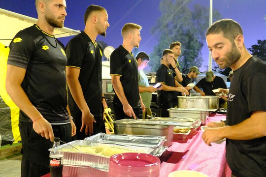  שחקני מכבי נתניה ביקרו חיילים באזור כיסופים 