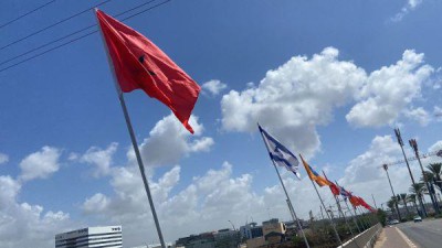 עיריית נתניה הניפה את דגלי מרוקו בגשרים ברחבי העיר