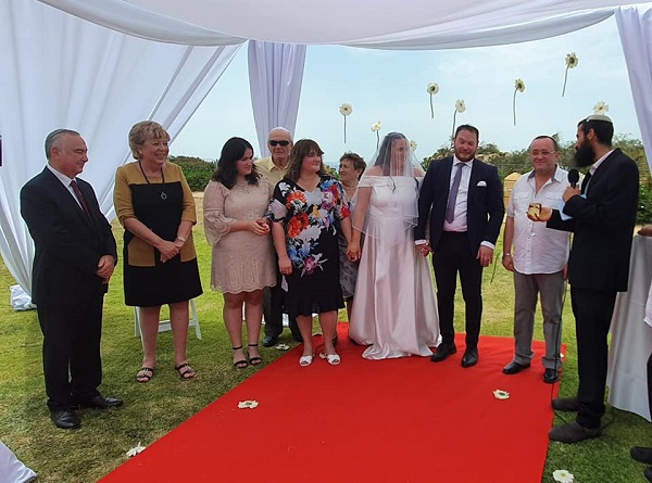 הזוג שדחה חתונה בשל הקורונה נישא בהפתעה בטיילת