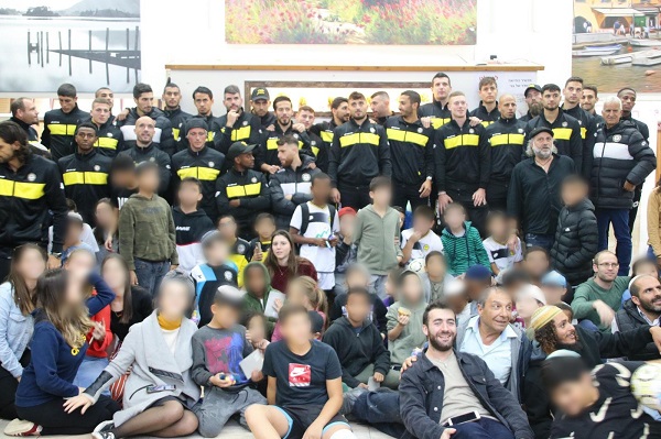 צילום: נוי אורן  שחקני מכבי נתניה והצוות ביקרו בבית אלעזרקי בנתניה