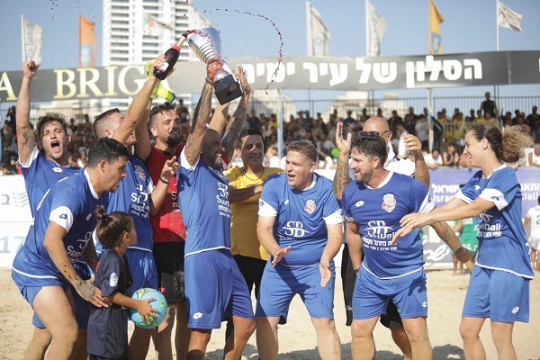 אייל גולן מניף את הגביע | צילום: stravo כפר קאסם היא אלופת המדינה בכדורגל חופים